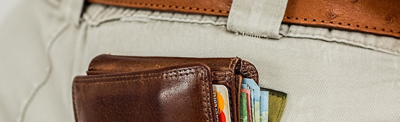 portfel-z-kartami-kredytowymi-w-tylnej-kieszeni